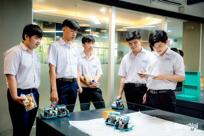 Học sinh các trung tâm giáo dục thường xuyên, giáo dục nghề nghiệp tham quan phòng STEM của Trường đại học Công nghệ Đồng Nai (phường Trảng Dài). Ảnh: Công Nghĩa