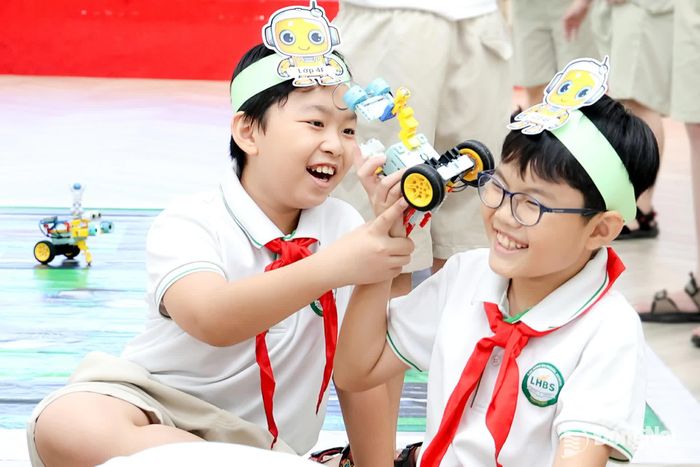 Học sinh Trường TH-THCS-THPT Song ngữ Lạc Hồng (phường Trấn Biên) hứng khởi lập trình robot AI. Ảnh: Công Nghĩa