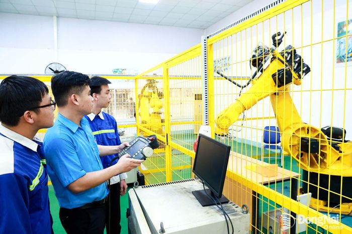 Giảng viên Trường cao đẳng Công nghệ quốc tế Lilama 2 (xã Long Phước) vận hành robot công nghệ nhập khẩu từ Đức. Ảnh: Công Nghĩa