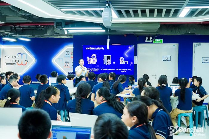 Học sinh Trường TH-THCS-THPT song ngữ Á Châu (phường Trấn Biên) tham gia khám phá trí tuệ nhân tạo. Ảnh: Công Nghĩa