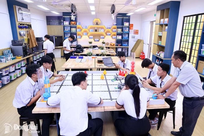 Học sinh Trường THPT Thống Nhất A (phường Trảng Bom) học tập tại phòng STEM hiện đại được tài trợ. Ảnh: Công Nghĩa