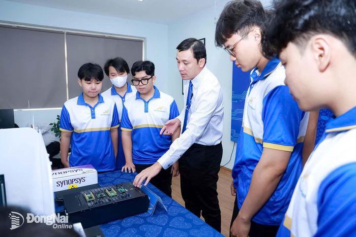 Sinh viên Trường đại học Lạc Hồng (phường Trấn Biên) bước đầu tiếp cận ngành đào tạo thiết kế Chíp. Ảnh: Công Nghĩa