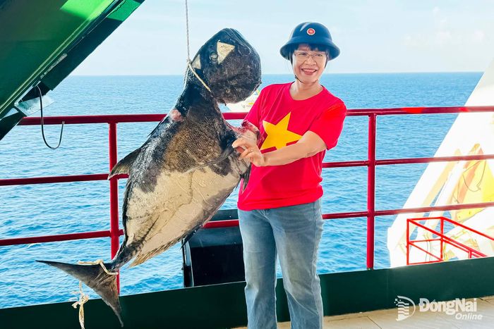 Con cá thu bè nặng hơn 42kg được cán bộ, chiến sĩ nhà giàn DK1/11 gửi tặng bổ sung thêm bữa ăn tươi cho đoàn công tác thăm, chúc Tết cán bộ, chiến sĩ nhà giàn DK1 dịp Xuân Bính Ngọ 2026. Ảnh: Bình Nguyên