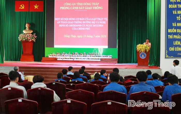 Trung tá Nguyễn Minh Trí, Phó đội trưởng, Phòng Cảnh sát giao thông tỉnh Đồng Tháp tuyên truyền, phổ biến pháp luật về trật tự, an toàn giao thông và văn hóa giao thông.