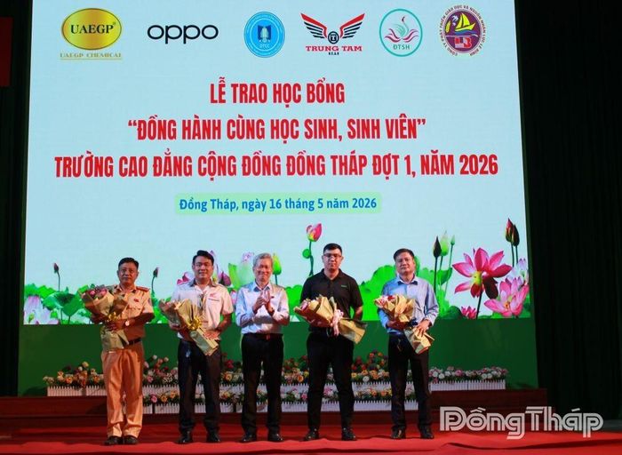 Thạc sĩ Trần Văn Lực, Phó Hiệu trưởng Trường Cao đẳng Cộng đồng Đồng Tháp tặng hoa cảm ơn đơn vị tài trợ.