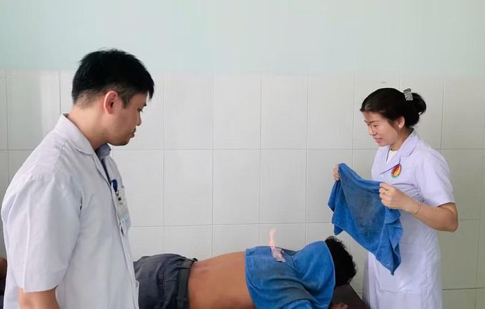  Cán bộ y tế Bệnh viện Y dược cổ truyền và phục hồi chức năng Pleiku thực hành kỹ thuật hỏa long cứu. Ảnh: ĐVCC 
