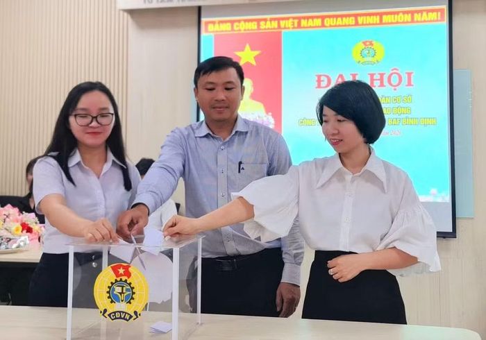  Người lao động Công ty TNHH Nông nghiệp BAF Bình Định bỏ phiếu bầu Ban Chấp hành CĐCS nhiệm kỳ 2026-2030. Ảnh: ĐVCC 