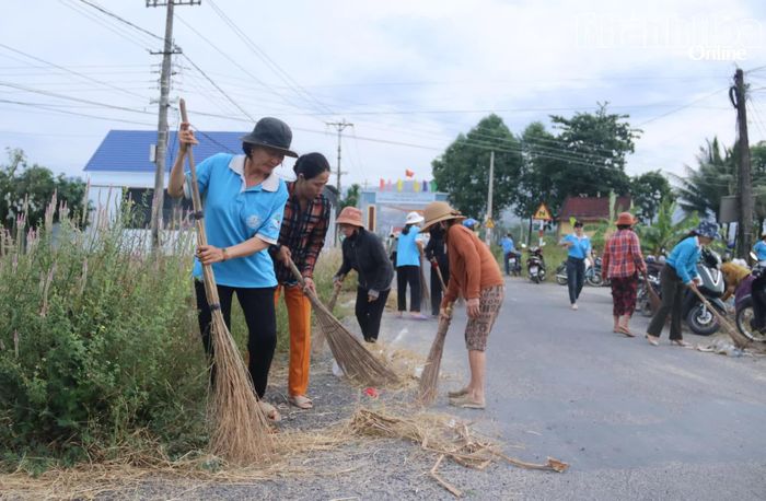 Cùng nhau làm sạch đường làng, ngõ xóm.