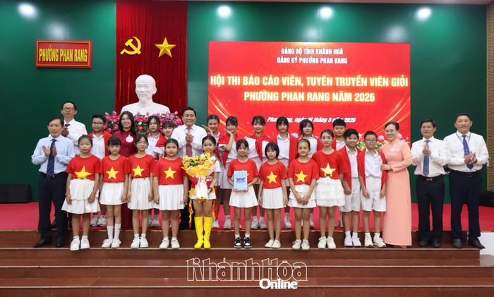 Đồng chí Lâm Đông, lãnh đạo phường Phan Rang và các đại biểu tặng hoa cho đội văn nghệ.