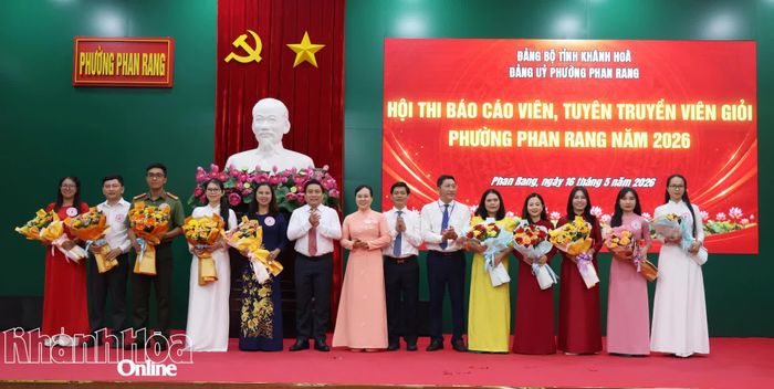 Đồng chí Lâm Đông và lãnh đạo phường Phan Rang tặng hoa cho các thí sinh.