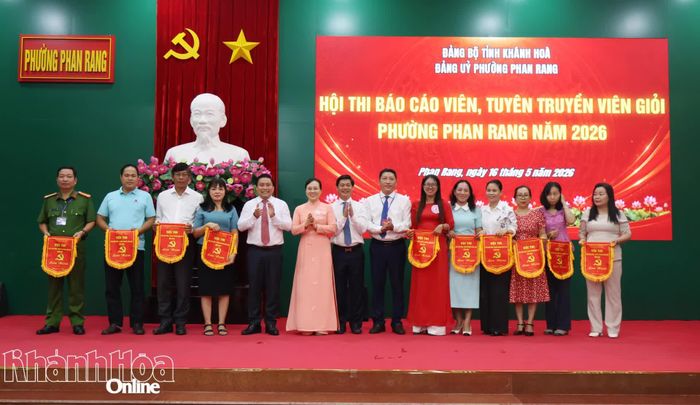 Đồng chí Lâm Đông và lãnh đạo phường Phan Rang trao cờ lưu niệm cho các đơn vị có thí sinh dự thi.