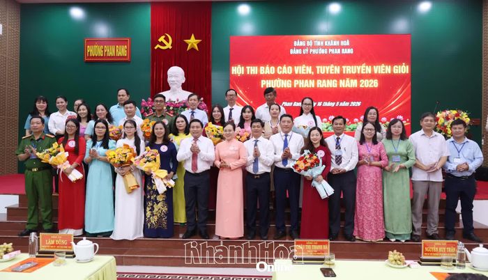 Đồng chí Lâm Đông cùng các đại biểu và thí sinh chụp hình lưu niệm.