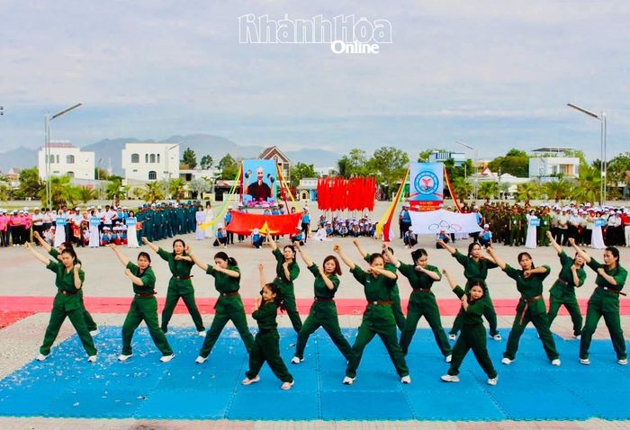 Tiết mục đồng diễn võ thuật tạo không khí sôi nổi tại lễ khai mạc.