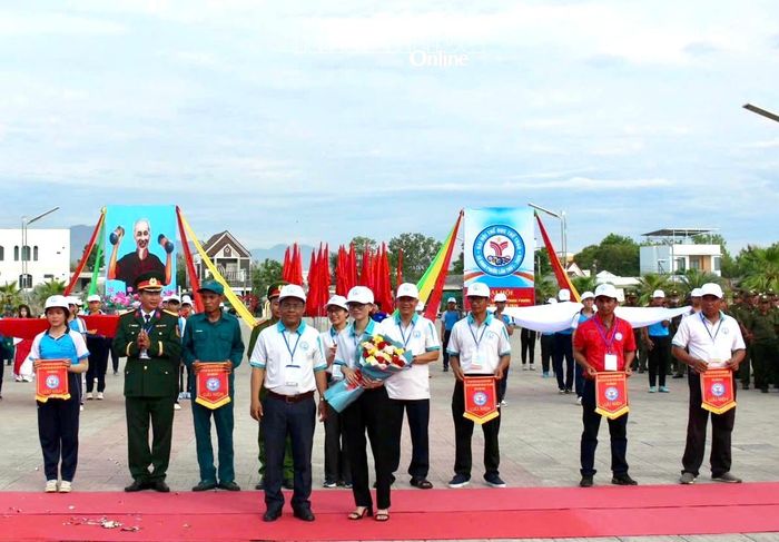Lãnh đạo xã Ninh Phước tặng hoa chúc mừng Đại hội Thể dục thể thao xã lần thứ I năm 2026.
