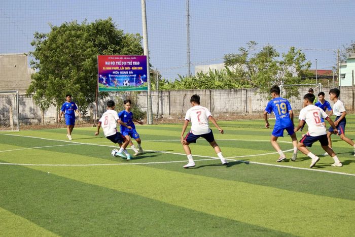 Các đội tranh tài môn bóng đá.