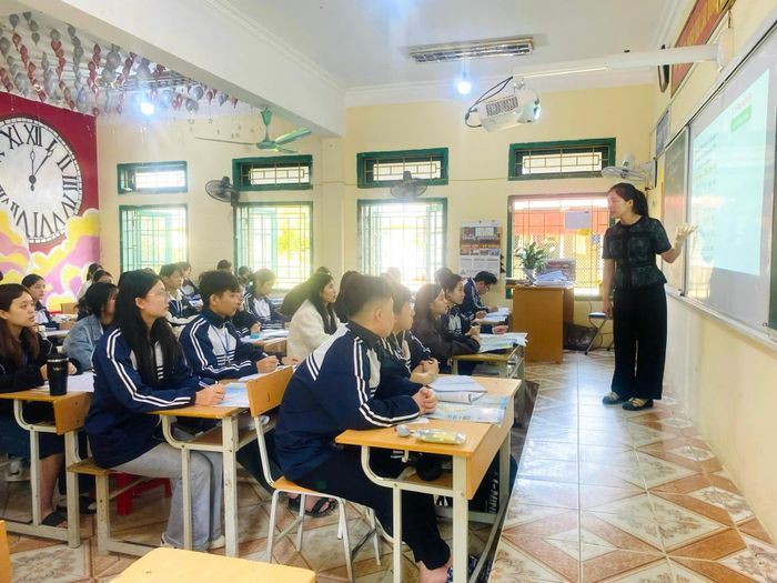 Không khí ôn luyện nghiêm túc, tập trung của cô và trò lớp 12C1, Trường THPT Chu Văn An.