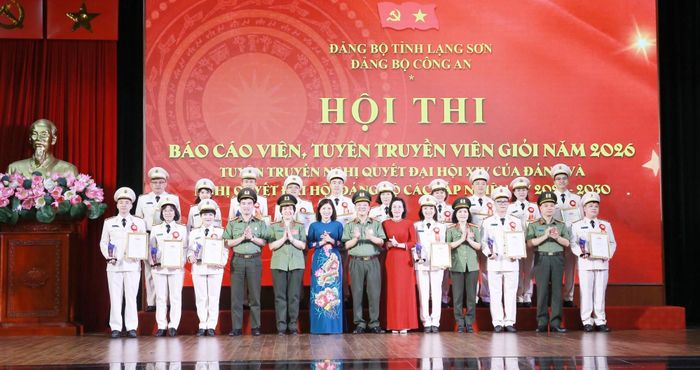 Các thí sinh chụp ảnh lưu niệm cùng các đại biểu tại lễ tổng kết, trao giải hội thi