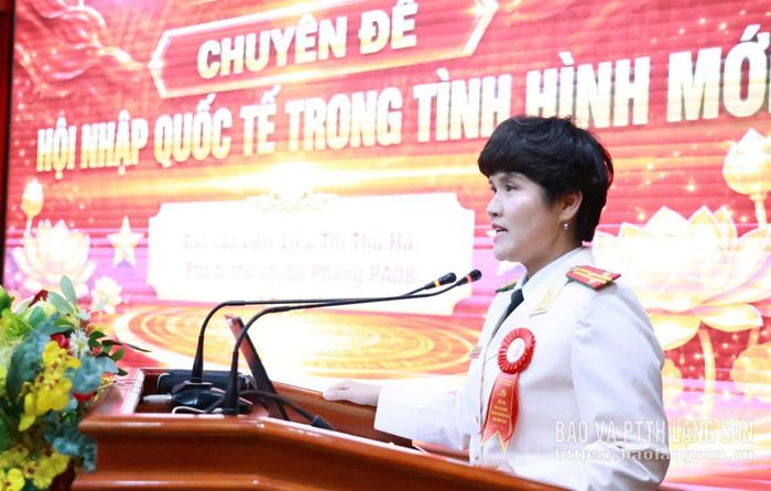 Phần thi thuyết trình của Thượng tá Liễu Thị Thu Hà, Phó Bí thư Chi bộ, Phó trưởng Phòng Quản lý xuất nhập cảnh, Công an tỉnh - thí sinh giành giải ba tại hội thi