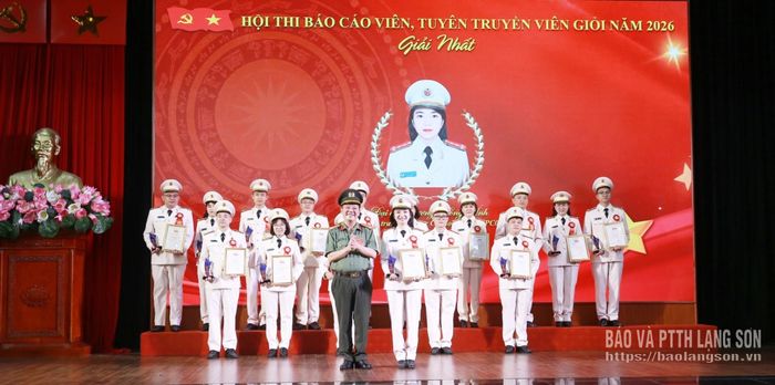 Lãnh đạo Công an tỉnh trao giải nhất cho thí sinh Trương Hồng Ánh