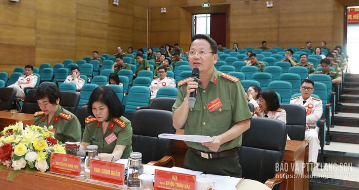 Đại tá Triệu Tuấn Hải, Phó Bí thư Đảng ủy, Phó Giám đốc Công an tỉnh, Trưởng Ban Tổ chức, Trưởng Ban Giám khảo hội thi đặt câu hỏi cho thí sinh