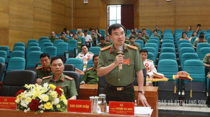 Lãnh đạo Phòng Tham mưu, Công an tỉnh - thành viên Ban Giám khảo đặt câu hỏi cho thí sinh