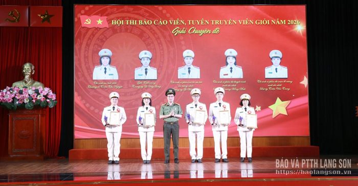 Lãnh đạo Phòng Tham mưu, Công an tỉnh - thành viên Ban Giám khảo trao giải chuyên đề cho các thí sinh