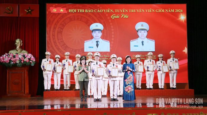 Lãnh đạo Ban Tuyên giáo và Dân vận Tỉnh ủy và lãnh đạo Phòng Công tác chính trị, Công an tỉnh trao giải nhì cho các thí sinh