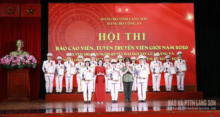 Lãnh đạo Phòng Tổ chức cán bộ, Công an tỉnh và lãnh đạo phòng chuyên môn thuộc Ban Tuyên giáo và Dân vận Tỉnh ủy trao giải ba cho các thí sinh
