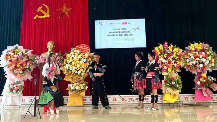Xã Phình Hồ tổ chức hoạt động truyền thông phòng ngừa bạo lực và xây dựng gia đình hạnh phúc.