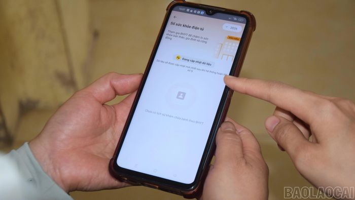 Người dân Lào Cai chủ động thích ứng với chuyển đổi số thông qua sinh hoạt, sản xuất.