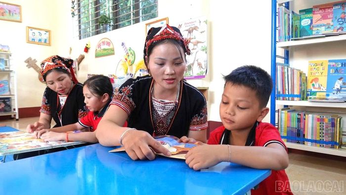 Phụ nữ Dao xã Khánh Hòa tham gia Ngày hội Đọc sách.