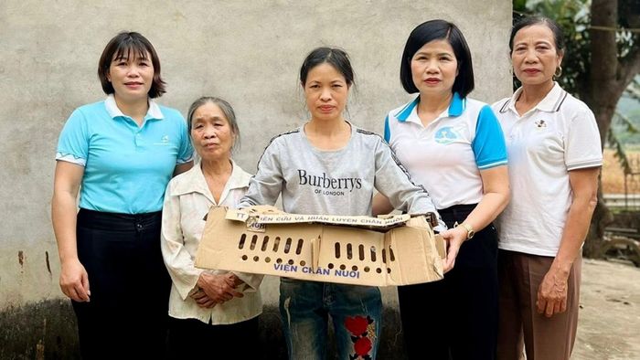Hội Liên hiệp Phụ nữ xã Mậu A trao hỗ trợ gà giống và thức ăn chăn nuôi cho hội viên có hoàn cảnh khó khăn.
