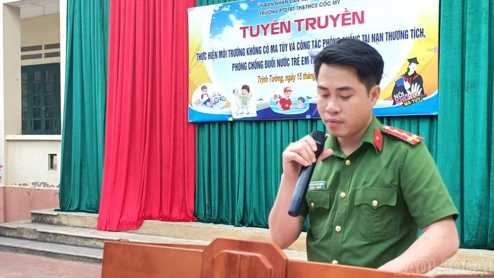 Cán bộ Công an xã Trịnh Tường tuyên truyền về an toàn giao thông và phòng, chống ma túy.
