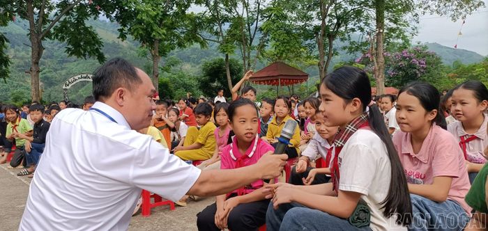 Học sinh tích cực tham gia buổi tuyên truyền, trao đổi và trả lời câu hỏi về phòng, chống ma túy, tai nạn thương tích và đuối nước.
