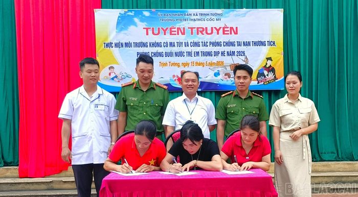 Trường Phổ thông Dân tộc Bán trú Tiểu học &amp; THCS Cốc Mỳ tổ chức cho học sinh và cha mẹ các em ký cam kết phối hợp quản lý học sinh trong thời gian nghỉ hè.