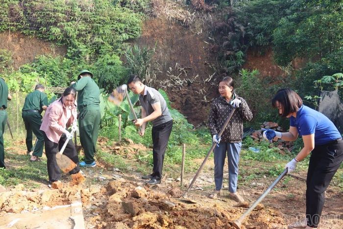 Các lực lượng tham gia đào móng, hỗ trợ xây dựng nhà ở cho gia đình ông Đào Quang Bảy tại tổ dân phố Hợp Minh 3, phường Âu Lâu.