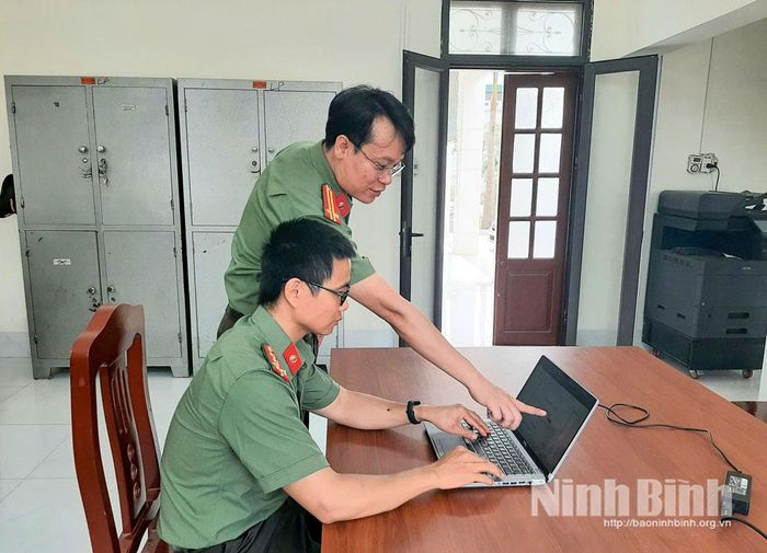 Trung tá Đào Đức Thịnh, Phó Trưởng Công an xã Liêm Hà hướng dẫn cán bộ chiến sỹ viết vài dự thi Bảo vệ nền tảng tư tưởng của Đảng lần thứ Sáu năm 2026. Ảnh: Trần Thoan