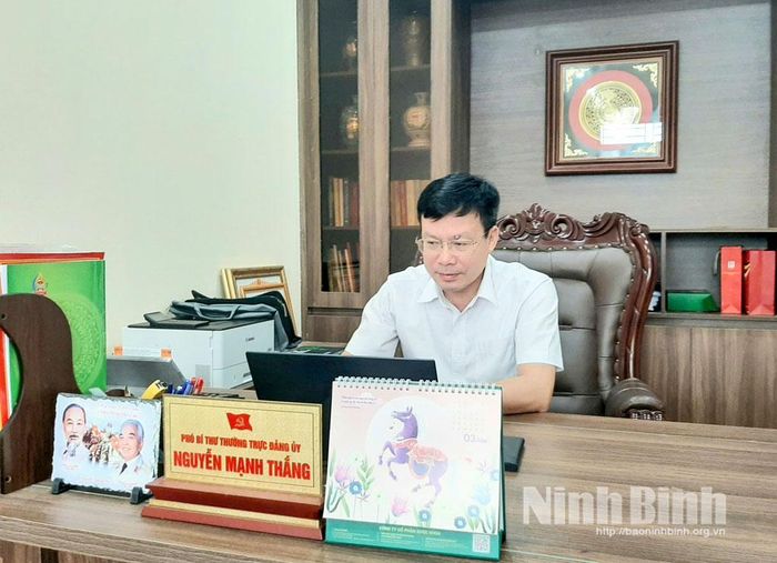 Lãnh đạo Đảng ủy xã Liêm Hà rà soát, biên tập bài dự thi bảo vệ nền tảng tư tưởng của Đảng lần thứ Sáu năm 2026 do các tập thể, cá nhân gửi về Đảng ủy xã. Ảnh: Trần Thoan
