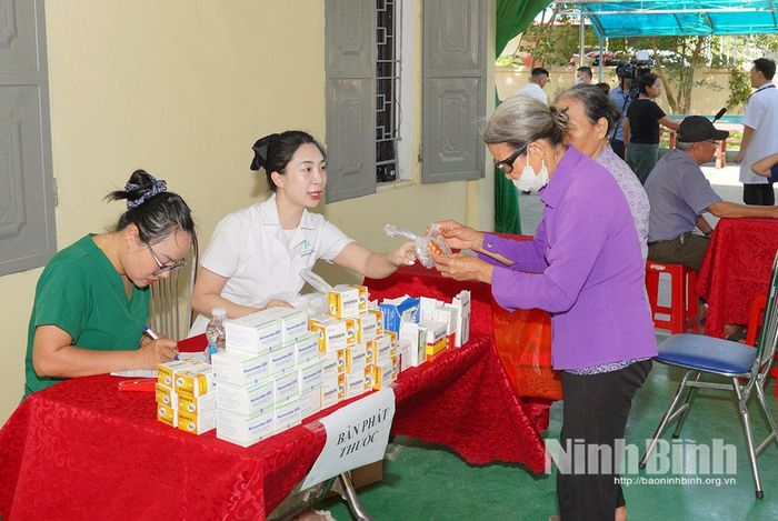Cấp phát thuốc miễn phí cho các gia đình chính sách, nạn nhân chất độc da cam, gia đình có hoàn cảnh khó khăn tại xã Liêm Hà và xã Tân Thanh.