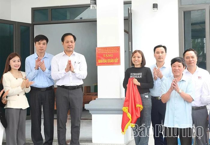 Đại diện lãnh đạo chính quyền địa phương bàn giao nhà ở cho chị Hoàng Thị Yêu, hội viên nông dân Chi hội khu 13, xã Tu Vũ.