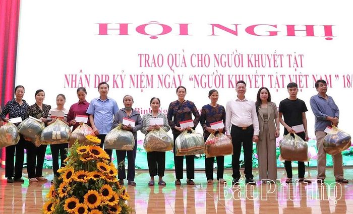 Lãnh đạo chính quyền địa phương trao quà cho người khuyết tật có hoàn cảnh khó khăn trên địa bàn xã Bình Nguyên.