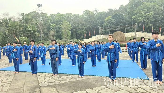 Hình ảnh hơn 100 sinh viên FPT Polytechnic Vĩnh Phúc trong trang phục võ phục Vovinam đồng diễn dưới chân Đền Hùng linh thiêng là một minh chứng sống động cho niềm tự hào tự tôn dân tộc.