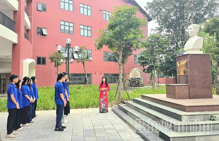 Tại Trường THPT Trần Phú việc định hướng lòng yêu nước từ ghế nhà trường giúp các em có bản lĩnh trước những thông tin sai lệch trên không gian mạng, đồng thời giữ gìn bản sắc dân tộc trong bối cảnh hội nhập.