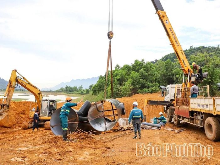Do vướng mắc về công tác giải phóng mặt bằng, hiện nay dự án đường ống dẫn nước hồ Cánh Tạng đoạn qua xã Đại Đồng đang bị vướng mắc mặt bằng thi công ở nhiều vị trí gây ảnh hưởng đến tiến độ dự án.