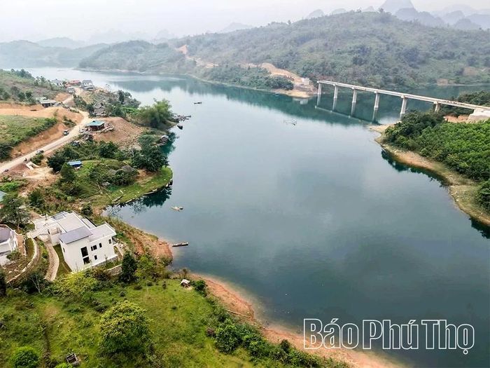 Tháo gỡ vướng mắc về mặt bằng, tuyến đường liên kết vùng Ngòi Hoa - Quốc lộ 6 đi qua địa bàn các xã Thung Nai, Mường Hoa, Mường Bi đang được đẩy nhanh tiến độ thi công.