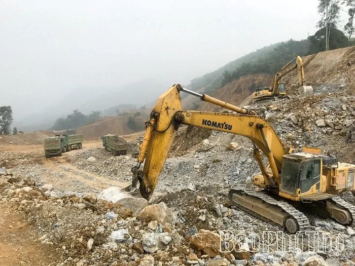 Sau khi giải quyết cơ bản vấn đề về giải phóng mặt bằng, tuyến đường cao tốc Hòa Bình - Mộc Châu đoạn qua xã Tân Mai đang được các đơn vị tập trung phương tiện, máy móc để thi công đảm bảo tiến độ đề ra.