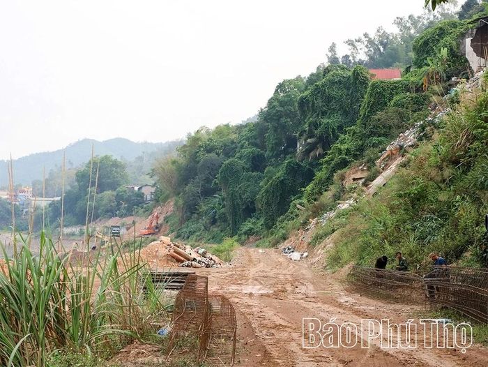 Dự án cấp bách kè sạt lở bờ sông tại khu vực tổ 15 phường Hòa Bình không thể đẩy nhanh tiến độ do một số hộ dân không đồng ý bàn giao mặt bằng cho đơn vị thi công.