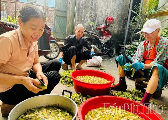 Các tình nguyện viên của bếp chuẩn bị bữa ăn trưa 0 đồng cho bệnh nhân nghèo.
