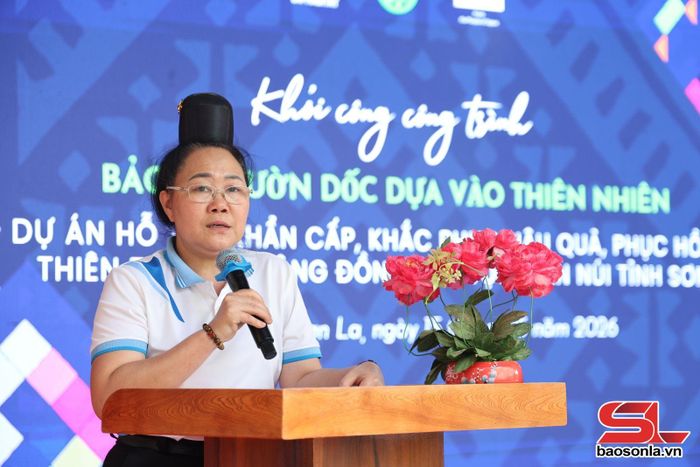 Đại diện Ban Giám hiệu Trường THCS Nậm Lầu phát biểu tại lễ khởi công