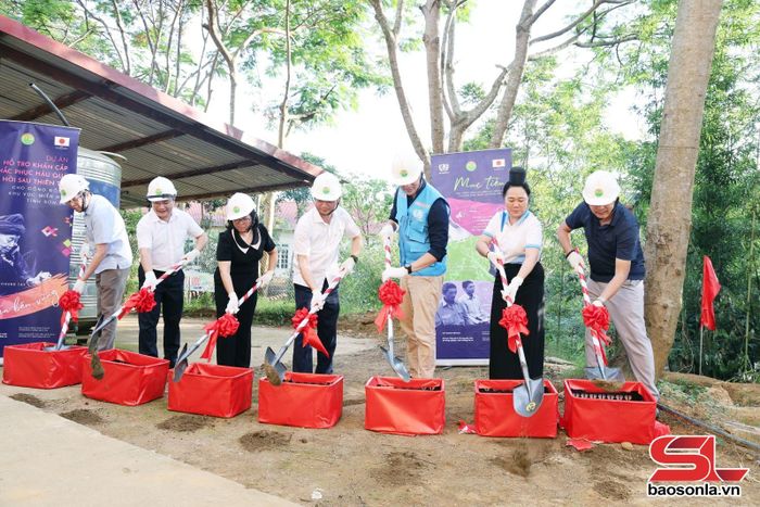 Đại biểu thực hiện nghi thức khởi công công trình